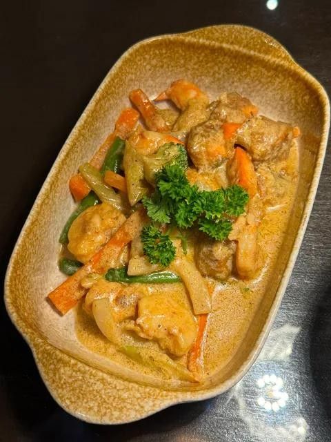 A creamy stew with vegetables in an oval baking dish